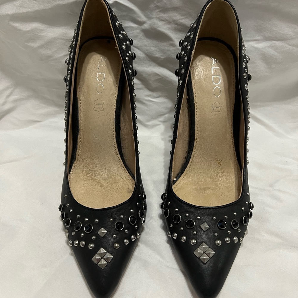 ALDO size 8.5 pumps. Great condition.